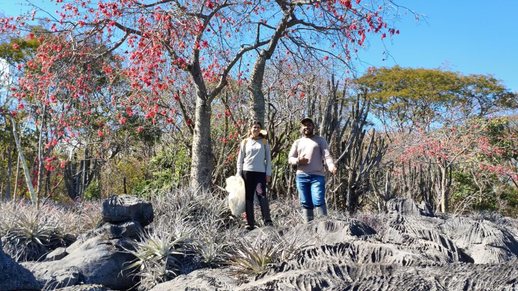 Professora Rúbia Fonseca e mestrando Mateus Martins Ribeiro durante atividade de campo nos currais de pedra.